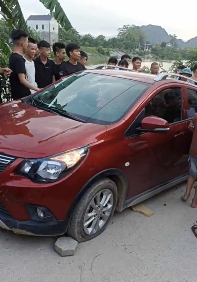 Sau khi phát hiện ra vụ việc, người dân chặn xe 3 cán bộ công an Sau khi phát hiện ra vụ việc, người dân chặn xe 3 cán bộ công an