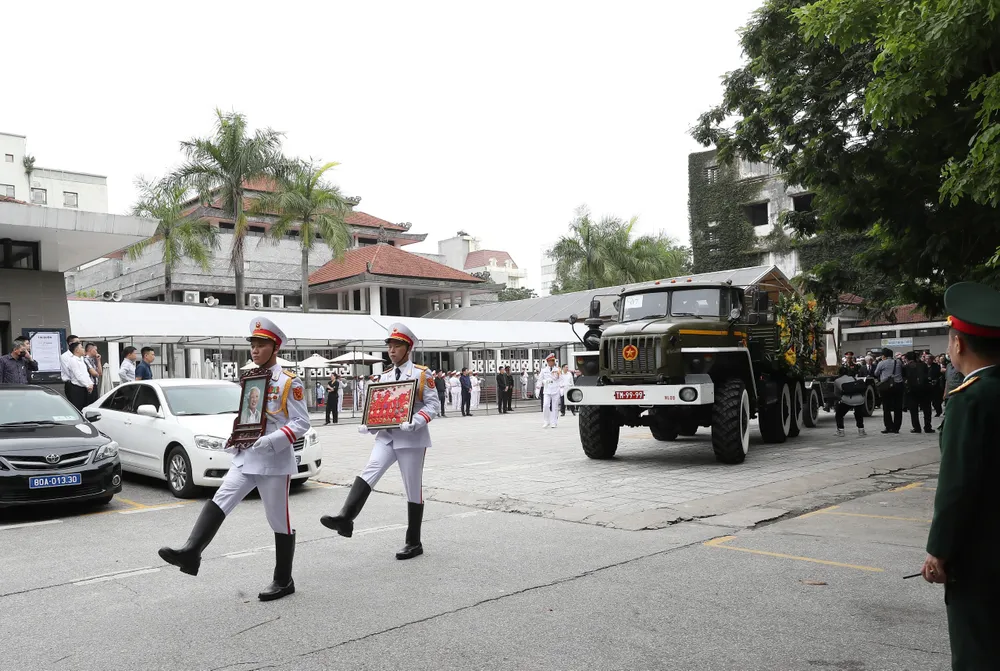 Linh cữu đồng chí Vũ Khoan được đưa về Nghĩa trang Mai Dịch. Ảnh: QUANG PHÚC Linh cữu đồng chí Vũ Khoan được đưa về Nghĩa trang Mai Dịch. Ảnh: QUANG PHÚC