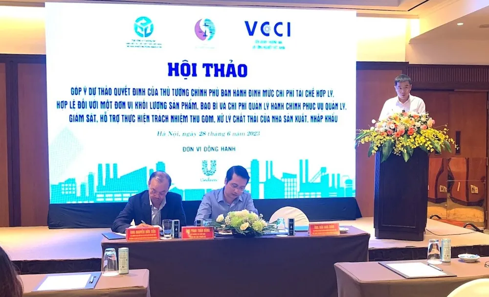Hội thảo do Liên đoàn Thương mại và Công nghiệp Việt Nam (VCCI) phối hợp với Vụ Pháp chế (Bộ TN-MT) tổ chức. Ảnh: LƯU THỦY