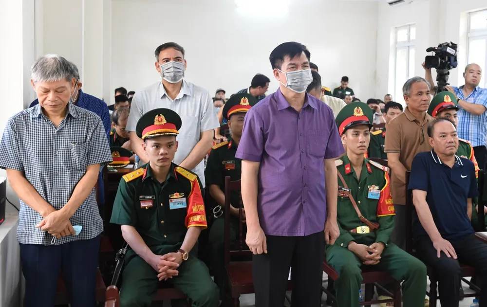 Các bị cáo đứng nghe tuyên án