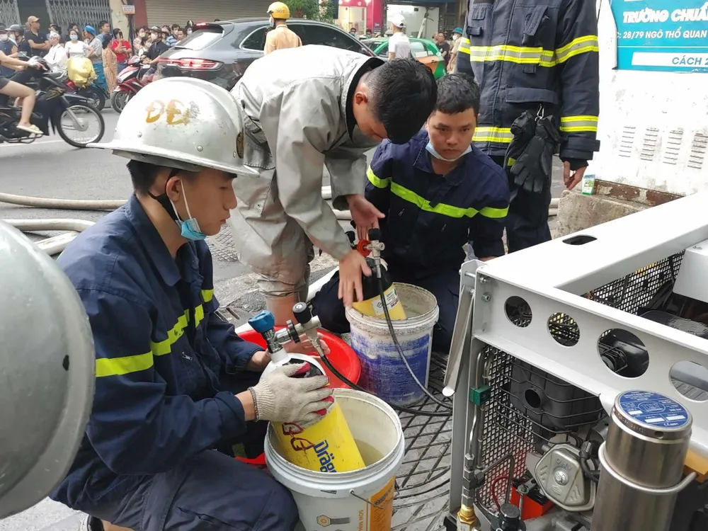 Lực lượng cảnh sát phòng cháy chữa cháy tham gia dập lửa