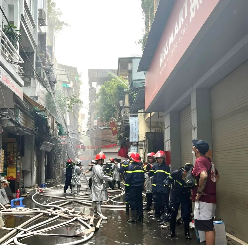 Các lực lượng cảnh sát phòng cháy chữa cháy tập trung khống chế đám cháy, cứu nạn cứu hộ