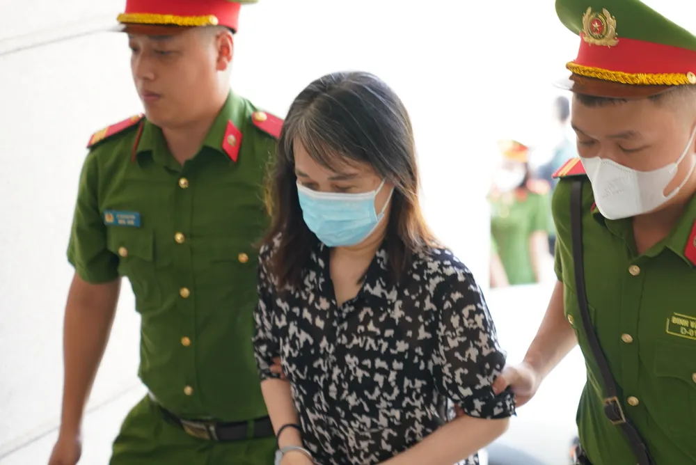 Các bị cáo được dẫn giải lên phòng xử. Ảnh: ĐỖ TRUNG