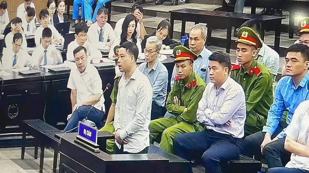 Bị cáo Phạm Trung Kiên khai tại tòa, chiều 12-7. Ảnh: ĐỖ TRUNG Bị cáo Phạm Trung Kiên khai tại tòa, chiều 12-7. Ảnh: ĐỖ TRUNG