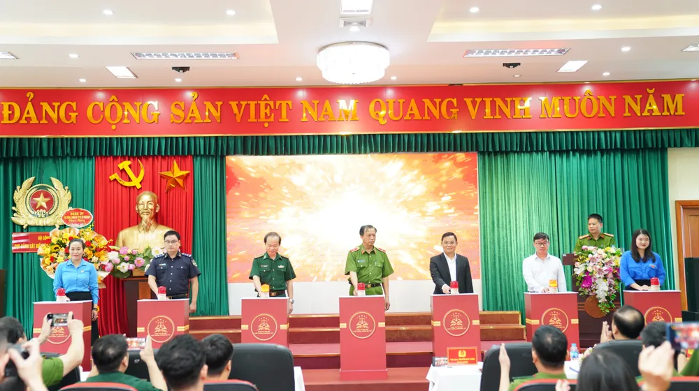 Các đại biểu ấn nút phát động cuộc thi. Ảnh: ĐỖ TRUNG Các đại biểu ấn nút phát động cuộc thi. Ảnh: ĐỖ TRUNG