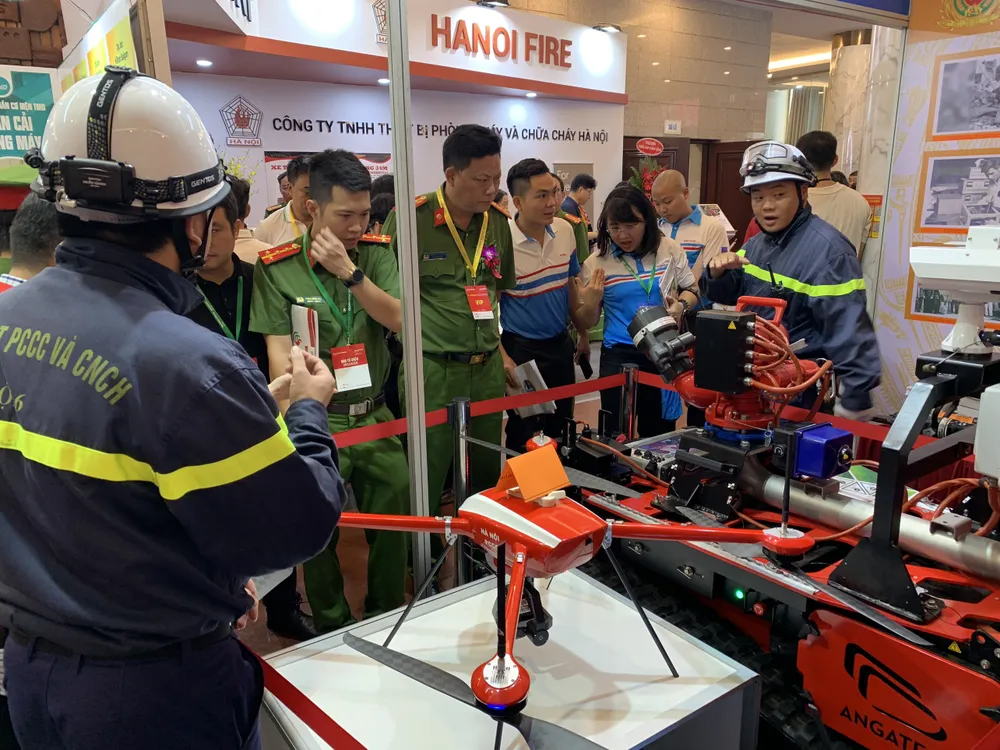 Khu vực trưng bày các thiết bị chuyên dụng chữa cháy Khu vực trưng bày các thiết bị chuyên dụng chữa cháy