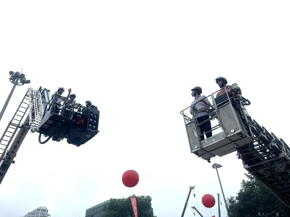 Tại triển lãm, khách tham quan tham gia trải nghiệm kỹ năng thoát nạn, kỹ năng sơ cấp cứu ban đầu và thực hành các kỹ năng chữa cháy, cứu nạn, cứu hộ, kỹ năng xử lý sự cố Tại triển lãm, khách tham quan tham gia trải nghiệm kỹ năng thoát nạn, kỹ năng sơ cấp cứu ban đầu và thực hành các kỹ năng chữa cháy, cứu nạn, cứu hộ, kỹ năng xử lý sự cố