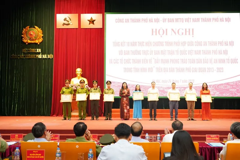 Chủ tịch Ủy ban MTTQ Việt Nam TP Hà Nội Nguyễn Lan Hương trao khen thưởng cho tập thể, cá nhân có thành tích xuất sắc