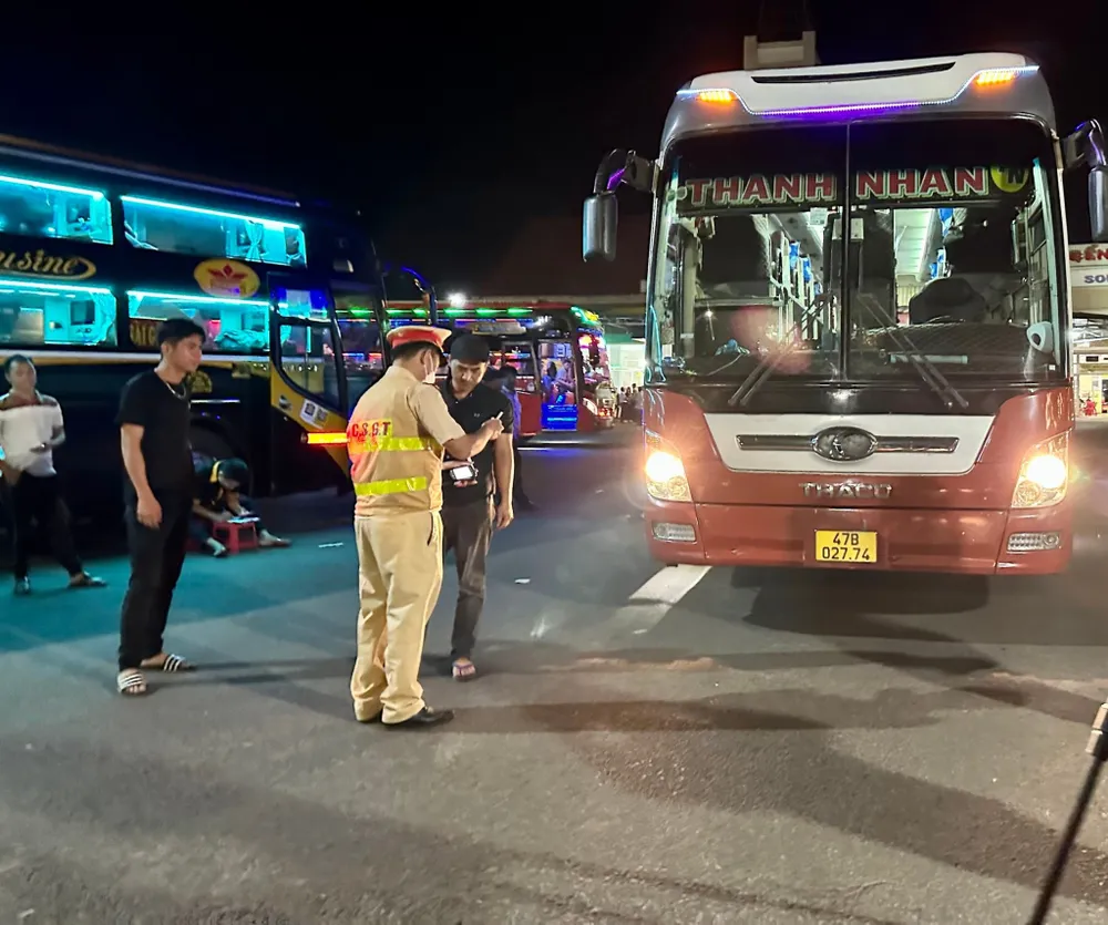 Lực lượng CSGT kiểm tra phương tiện xe khách Lực lượng CSGT kiểm tra phương tiện xe khách