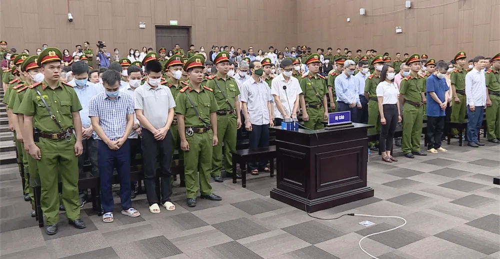 Các bị cáo đứng nghe tuyên án Các bị cáo đứng nghe tuyên án