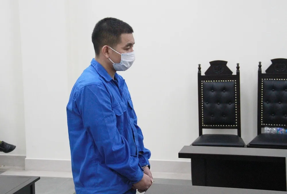 Bị cáo Hùng đứng nghe tuyên án Bị cáo Hùng đứng nghe tuyên án