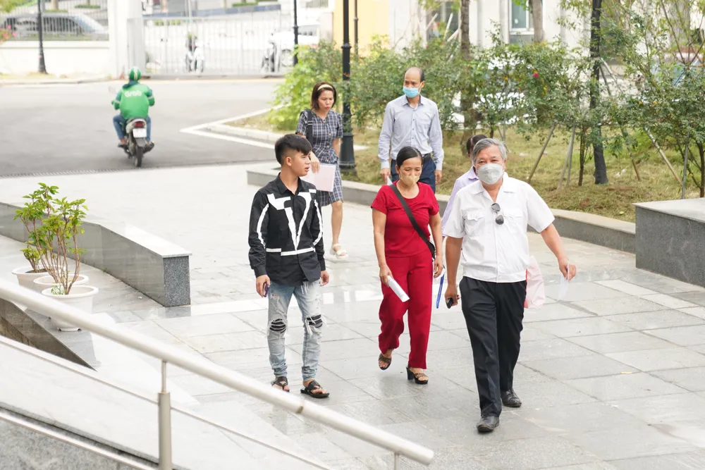 Các bị hại tới phiên tòa. Ảnh ĐỖ TRUNG