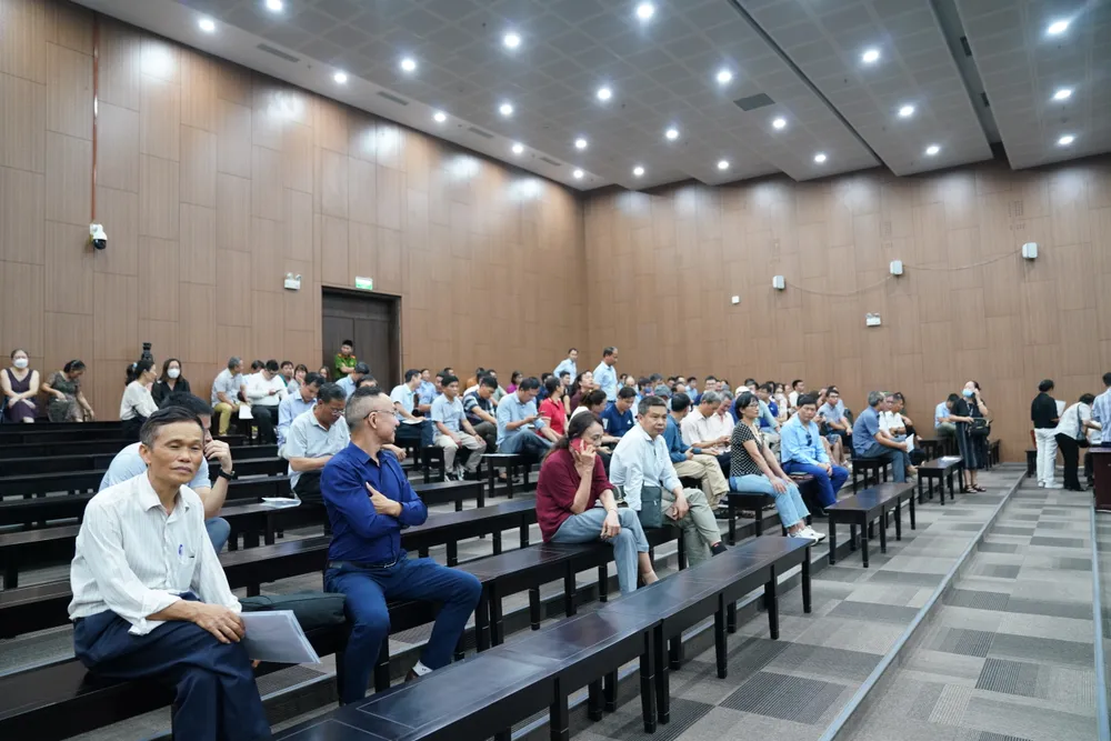 Khoảng hơn 8 giờ, hàng trăm bị hại đã ổn định trong phòng xử. Ảnh: ĐỖ TRUNG