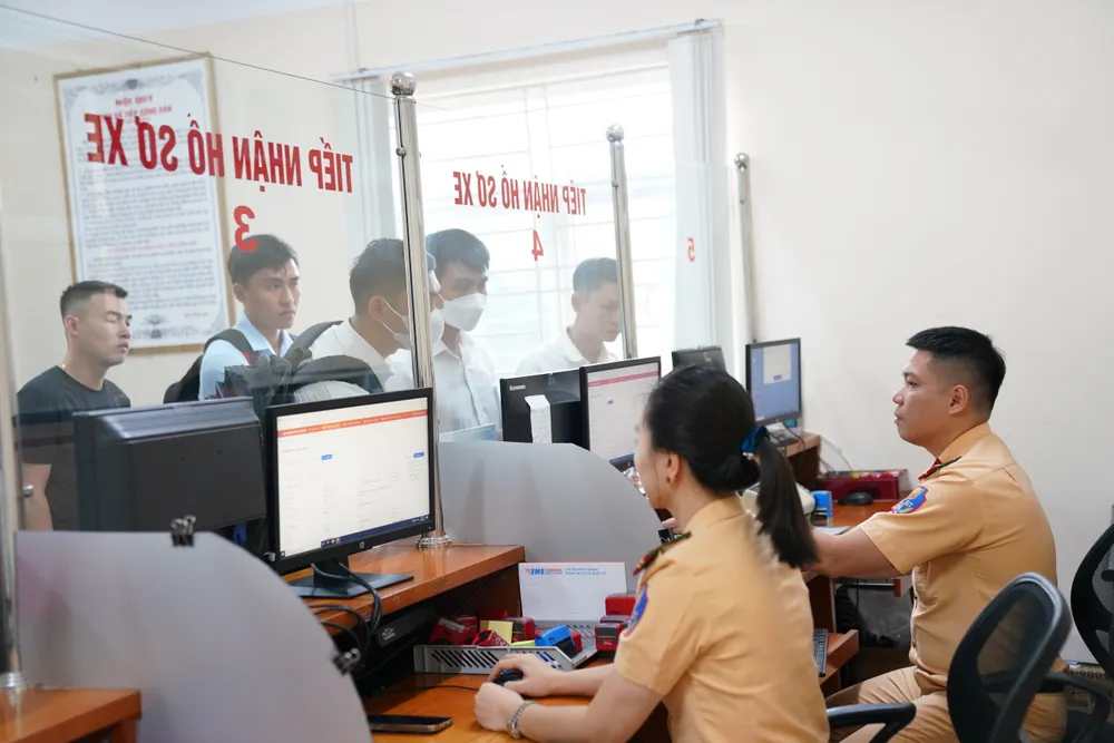 Nhiều chủ phương tiện đến làm thủ tục định danh biển số. Ảnh: ĐỖ TRUNG Nhiều chủ phương tiện đến làm thủ tục định danh biển số. Ảnh: ĐỖ TRUNG
