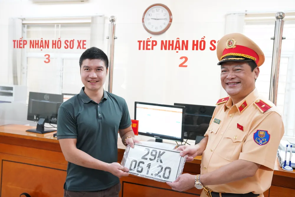 Phó Cục trưởng Cục Cảnh sát giao thông, Thiếu tướng Lê Xuân Đức trao biển số định danh cho anh Vũ Hải Đăng. Ảnh: ĐỖ TRUNG Phó Cục trưởng Cục Cảnh sát giao thông, Thiếu tướng Lê Xuân Đức trao biển số định danh cho anh Vũ Hải Đăng. Ảnh: ĐỖ TRUNG
