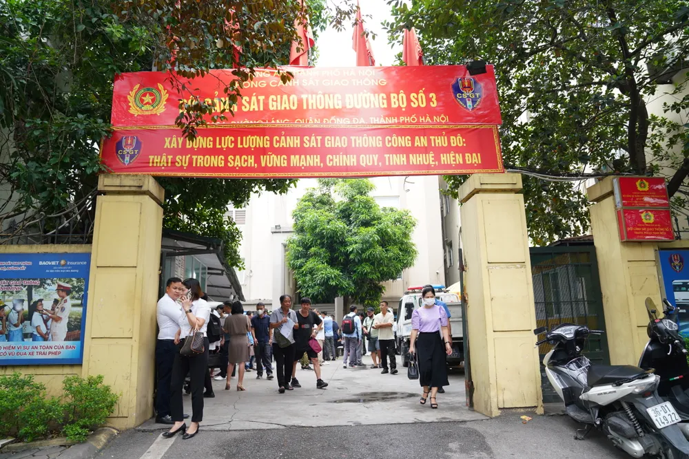 Từ sáng sớm, nhiều chủ phương tiện đến định danh biển số xe ô tô. Ảnh: ĐỖ TRUNG Từ sáng sớm, nhiều chủ phương tiện đến định danh biển số xe ô tô. Ảnh: ĐỖ TRUNG