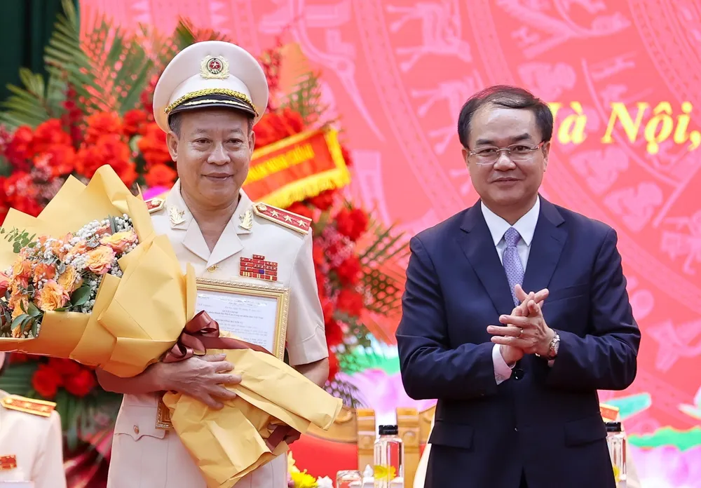 Thứ trưởng Bộ Nội vụ Vũ Chiến Thắng trao Quyết định thành lập Hội Cựu Công an nhân dân Việt Nam. Ảnh: VIẾT CHUNG