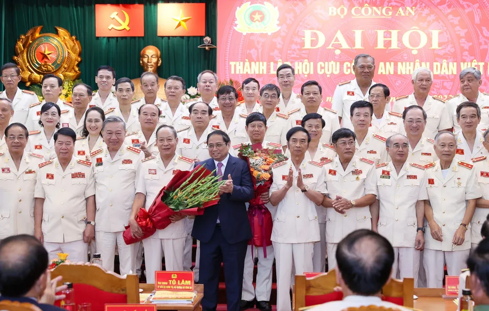 Thủ tướng Phạm Minh Chính tặng hoa chúc mừng đại hội. Ảnh: VIẾT CHUNG