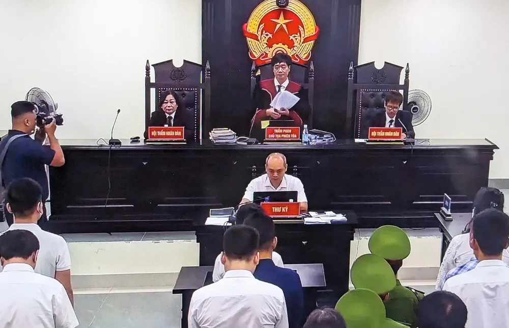 Hội đồng xét xử đọc quyết định đưa vụ án ra xét xử Hội đồng xét xử đọc quyết định đưa vụ án ra xét xử