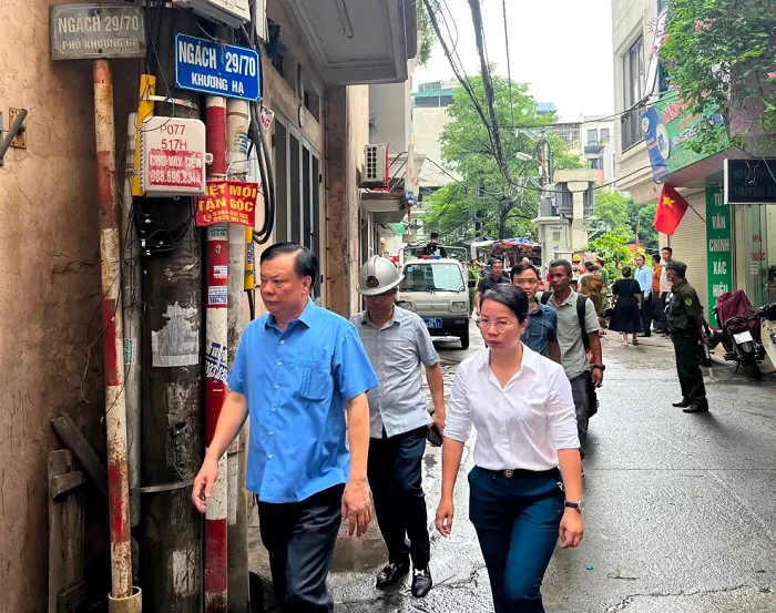 Bí thư Thành ủy Hà Nội Đinh Tiến Dũng có mặt tại hiện trường vụ cháy Bí thư Thành ủy Hà Nội Đinh Tiến Dũng có mặt tại hiện trường vụ cháy