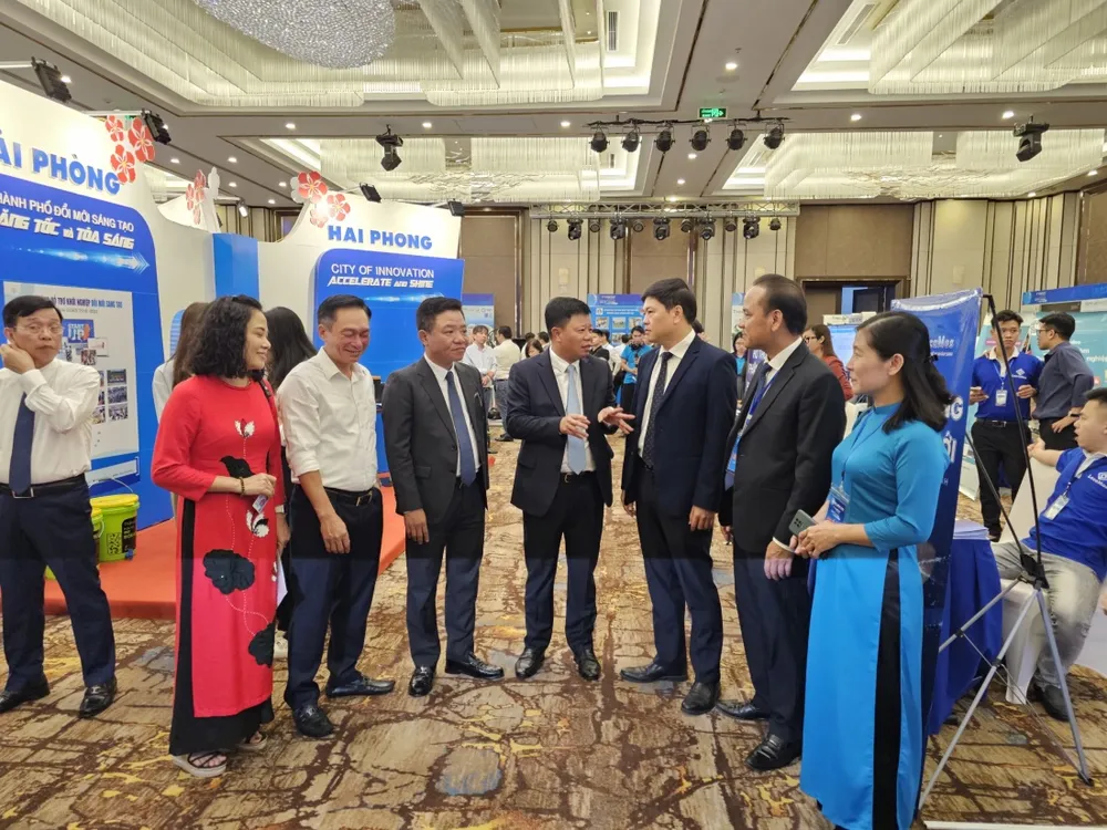 Các đại biểu trao đổi tại ngày hội khởi nghiệp, đổi mới sáng tạo Các đại biểu trao đổi tại ngày hội khởi nghiệp, đổi mới sáng tạo