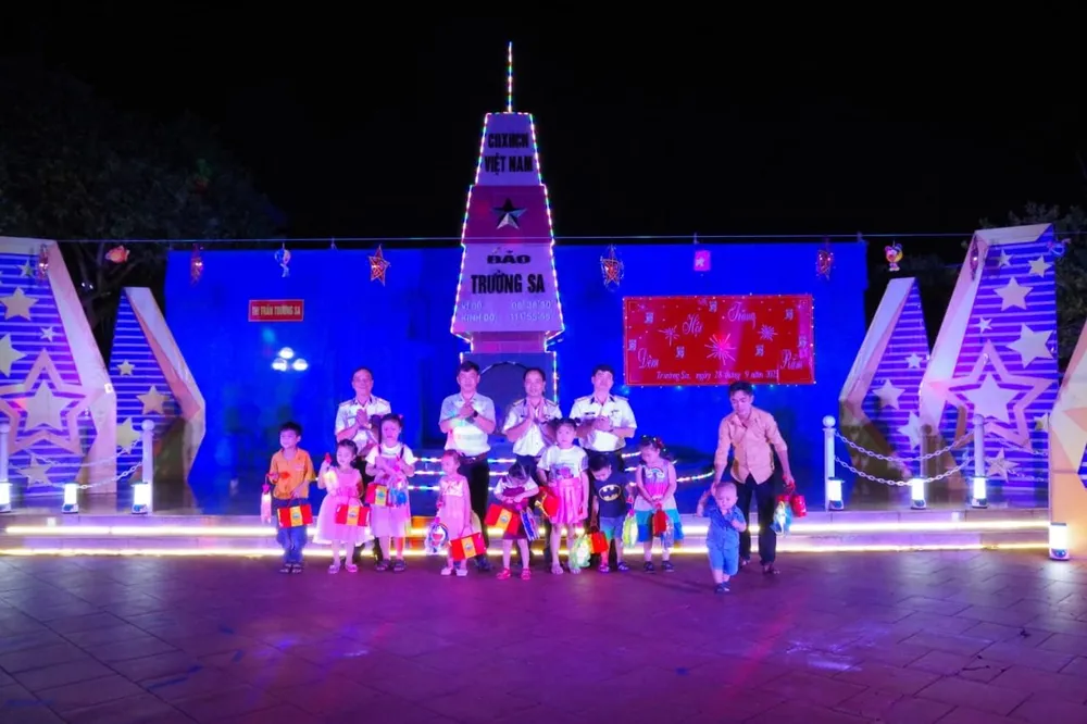 Lãnh đạo, chỉ huy đảo Trường Sa tặng quà cho các cháu thiếu nhi