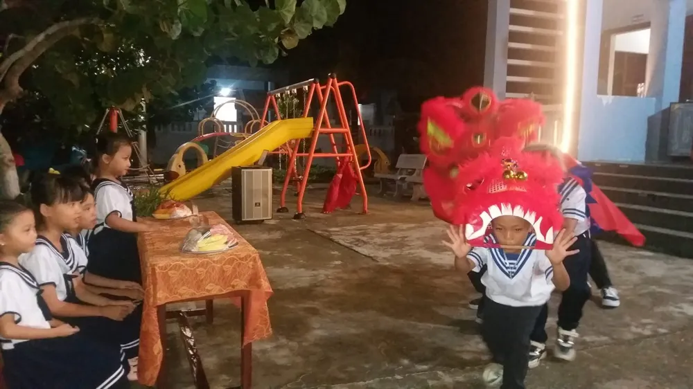 Tiết mục múa lân của các cháu thiếu nhi xã Song Tử Tây