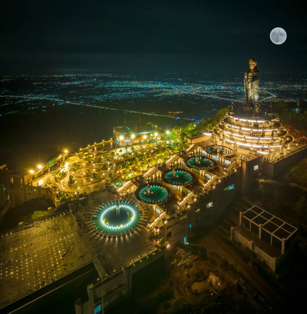 Đêm huyền ảo trên đỉnh núi Bà Đen