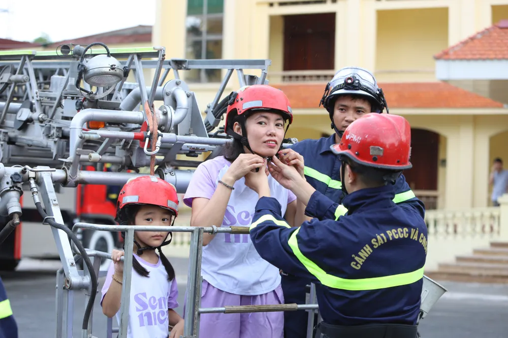 Ngoài học sinh, sinh viên, người dân Thủ đô cũng tới trải nghiệm