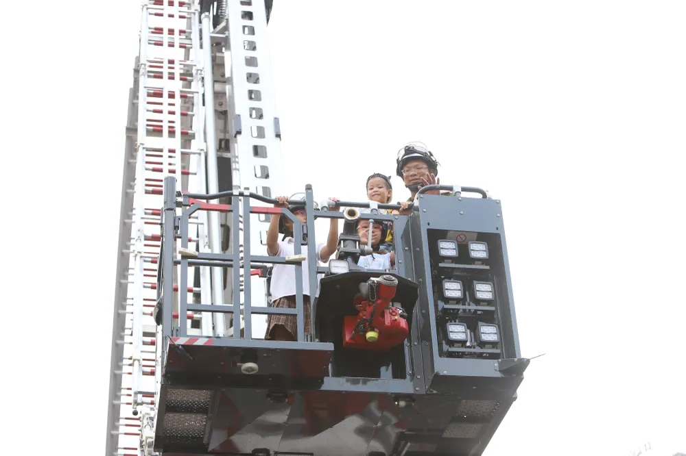 Không sợ độ cao, nhiều học sinh cùng tham gia trải nghiệm thoát nạn từ nhà cao tầng