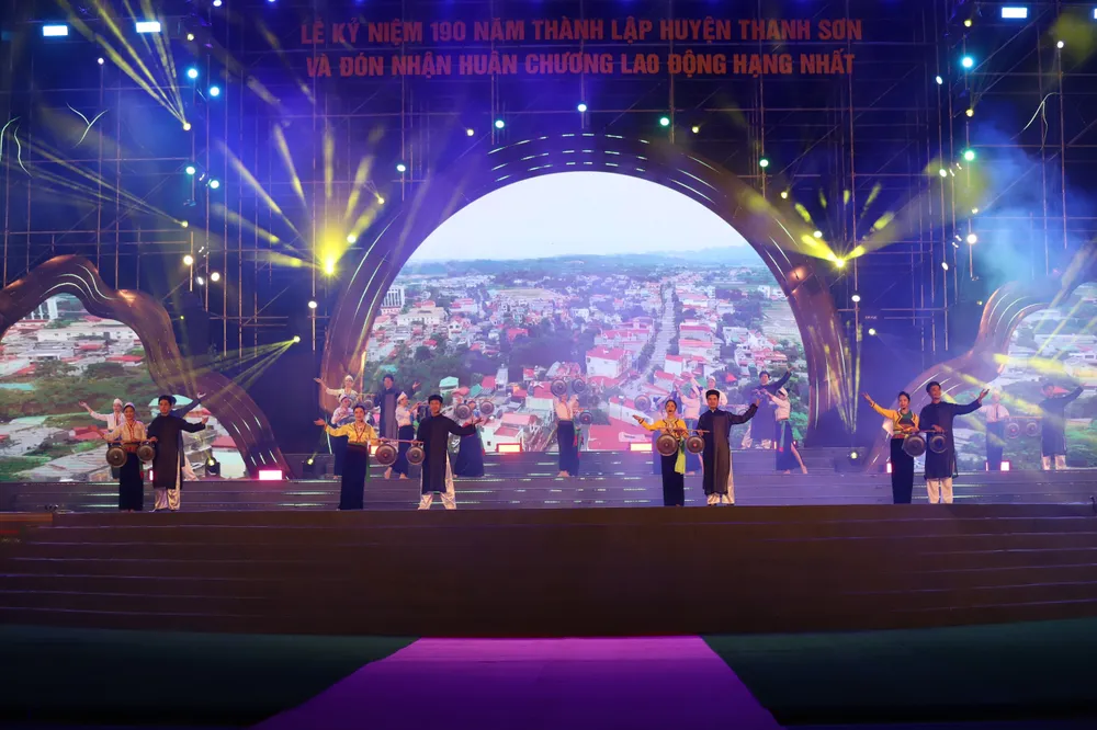 Các chương trình nghệ thuật tại lễ kỷ niệm Các chương trình nghệ thuật tại lễ kỷ niệm