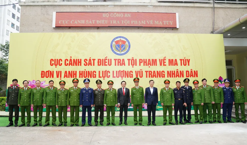 Phó Thủ tướng chụp ảnh chung với ban chuyên án triệt phá một số vụ án lớn về ma túy thời gian gần đây. Ảnh: ĐỖ TRUNG