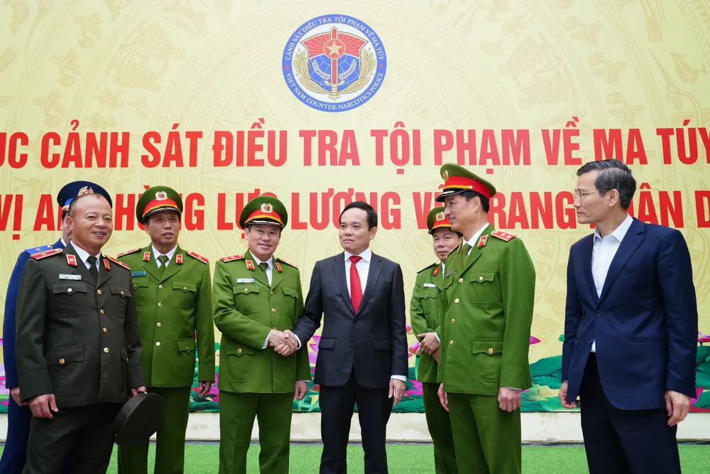 Phó Thủ tướng Trần Lưu Quang trao đổi, gặp gỡ ban chuyên án. Ảnh: ĐỖ TRUNG Phó Thủ tướng Trần Lưu Quang trao đổi, gặp gỡ ban chuyên án. Ảnh: ĐỖ TRUNG