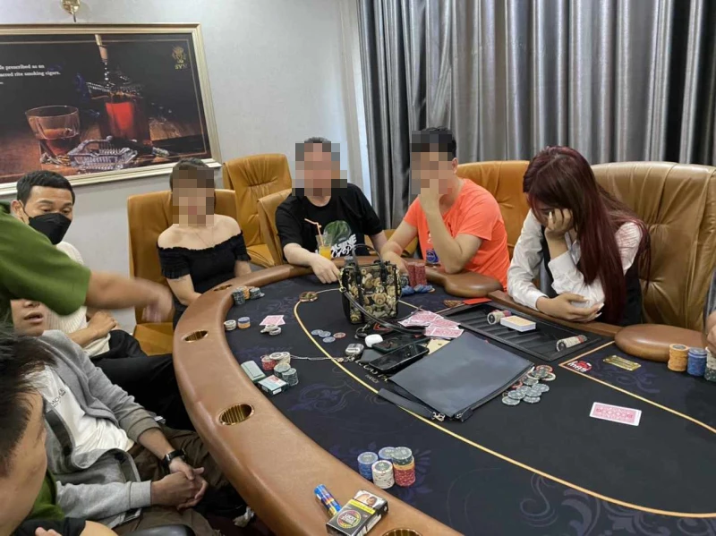 Cơ quan chức năng bắt quả tang các đối tượng đánh bạc qua Poker. Ảnh: CAND bi-can-1-6.jpg