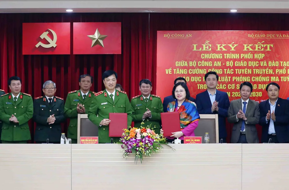 Lãnh đạo Bộ Công an và Bộ GD-ĐT tại lễ ký kết ky-ket-3970.jpg
