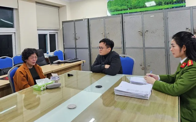 Bà Phạm Thị Hòa tại cơ quan công an 1000000577-9545.jpg