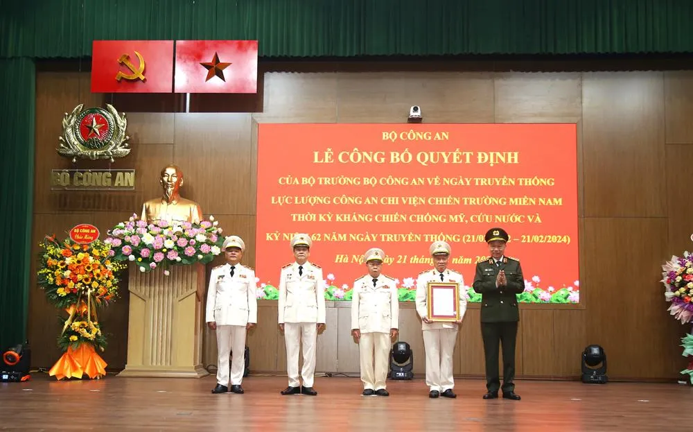 Bộ trưởng Tô Lâm trao quyết định công nhận Ngày Truyền thống đến lực lượng Công an chi viện chiến trường miền Nam thời kỳ kháng chiến chống Mỹ, cứu nước trao-quyet-dinh-2235.jpg