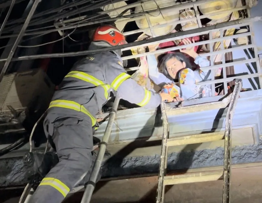 Lực lượng chức năng đưa người mắc kẹt ra ngoài từ tầng trên ngôi nhà xảy ra cháy 4-8342.jpg