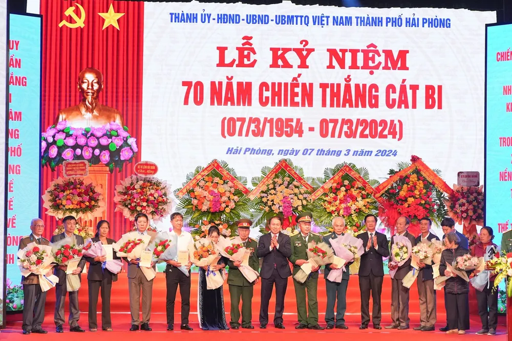 Lãnh đạo Thành ủy, HĐND, UBND, Ủy ban MTTQ Việt Nam TP Hải Phòng đã trao tặng quà cho đại biểu dũng sĩ Cát Bi cùng đại diện gia đình các liệt sĩ, dũng sĩ Cát Bi 5-5129.jpg