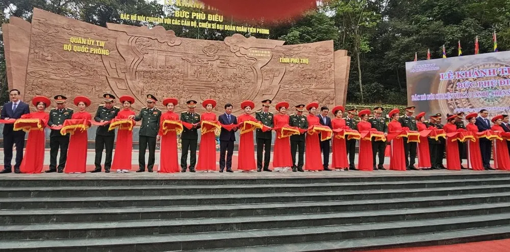 Các đại biểu cắt băng khánh thành bức phù điêu z5327026108863_aea8d42ee08b324877f0b2ea321b0192.jpg
