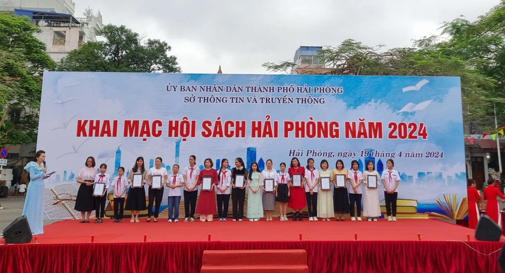 Các em học sinh tại hội sách hội sách.jpg