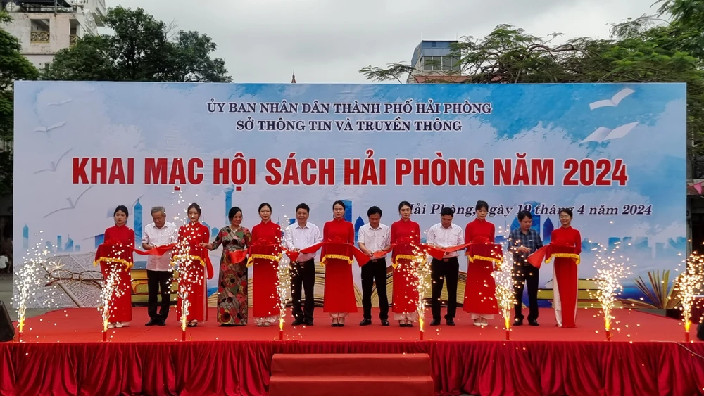 Các đại biểu cắt băng khai mạc hội sách sáng ngày 19-4 khai mac.jpg