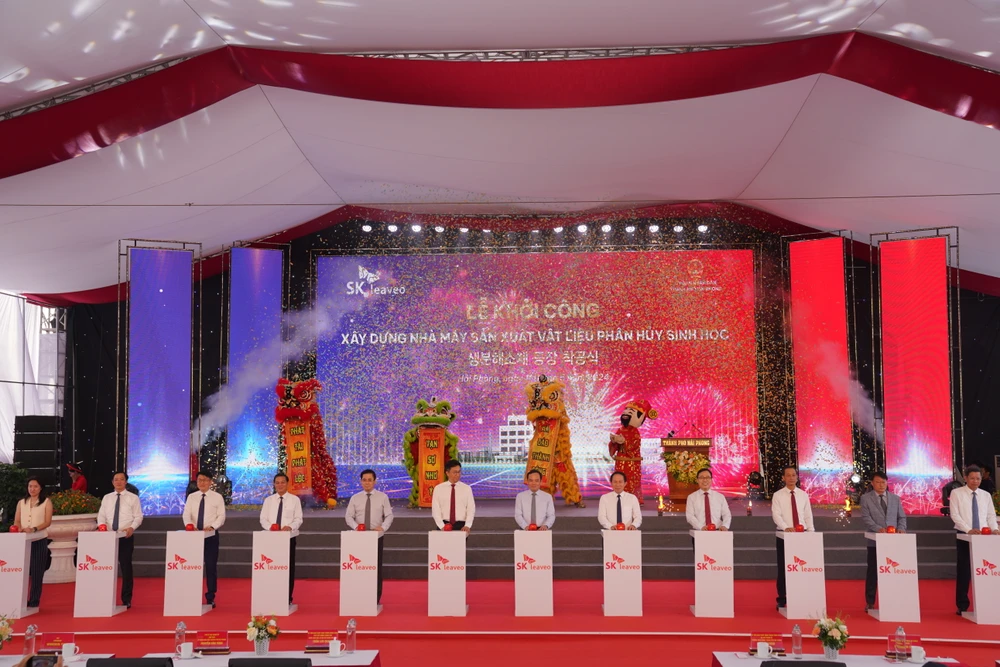 Phó Thủ tướng Trần Lưu Quang và lãnh đạo TP Hải Phòng cùng ấn nút khởi công dự án. Ảnh: ĐỖ TRUNG DSC08860.JPG