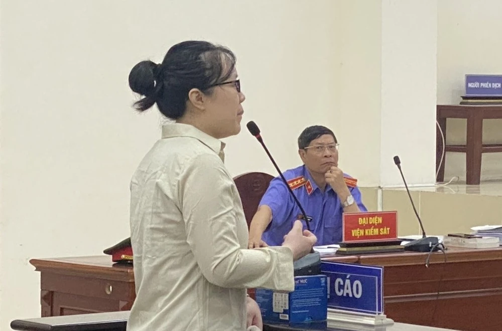 Bị cáo Trịnh Thu Trang tại phiên tòa Bị cáo Trang.jpg