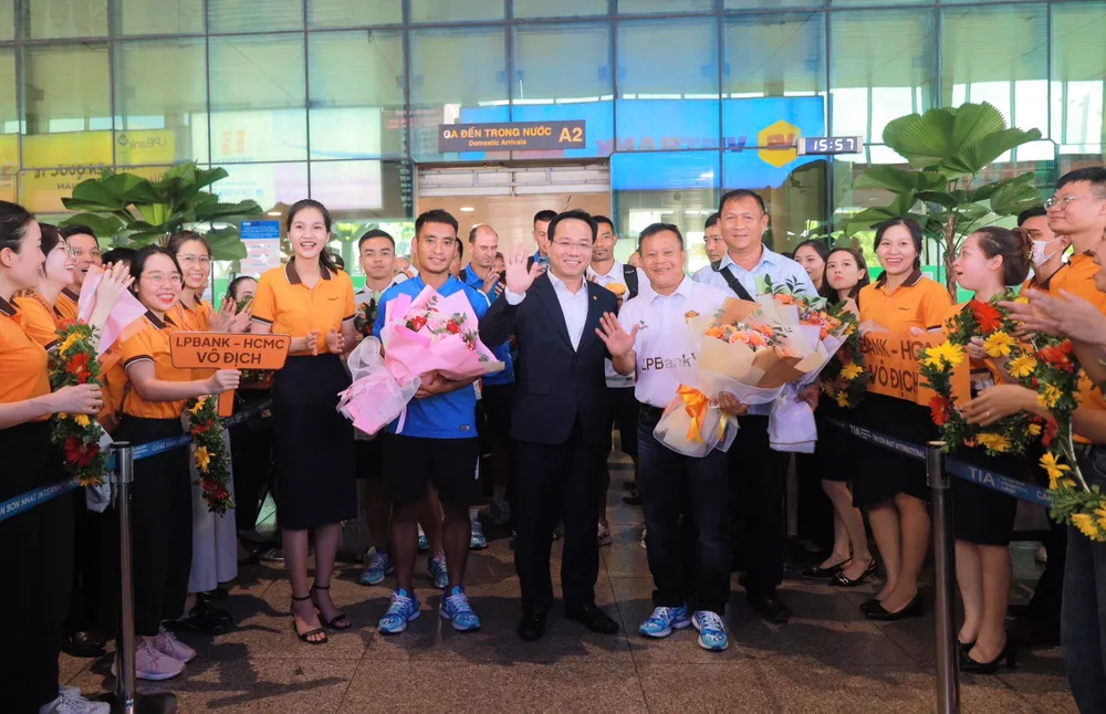 Ông Hoàng Văn Phúc, đại diện nhà tài trợ chào đón và tặng hoa HLV trưởng CLB bóng đá Trẻ TPHCM Anh 2.jpg