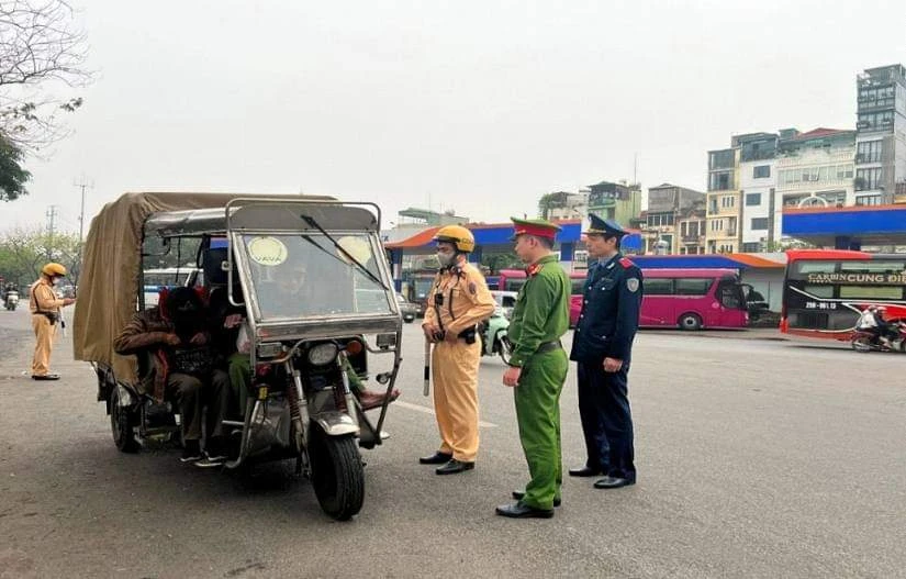 Lực lượng chức năng xử lý xe ba bánh trên địa bàn TP Hà Nội 1000000480.jpg