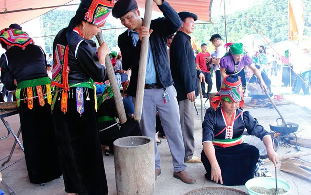 Sau khi đã rang xong lúa cốm, những người dân bắt đầu giã cốm để có những hạt cốm thơm và đẹp, không bị dập nát 12.jpg