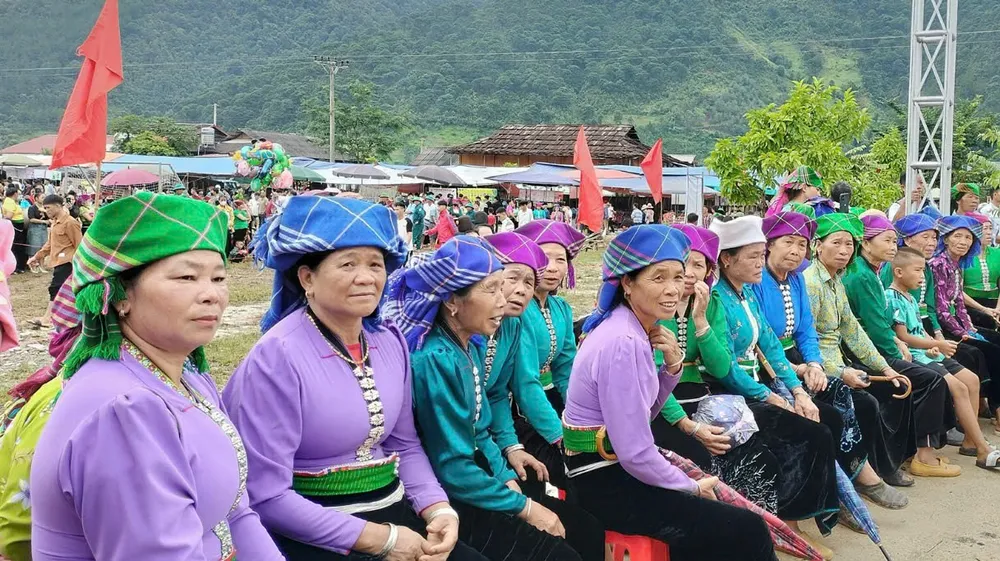 Đông đảo nhân dân và du khách cùng tham gia hội mừng lúa mới 15.jpg