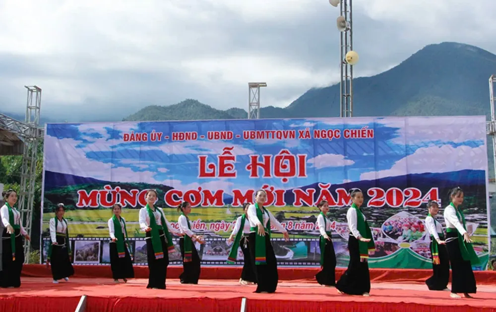 Chương trình văn nghệ tại lễ hội mừng cơm mới 4.jpg