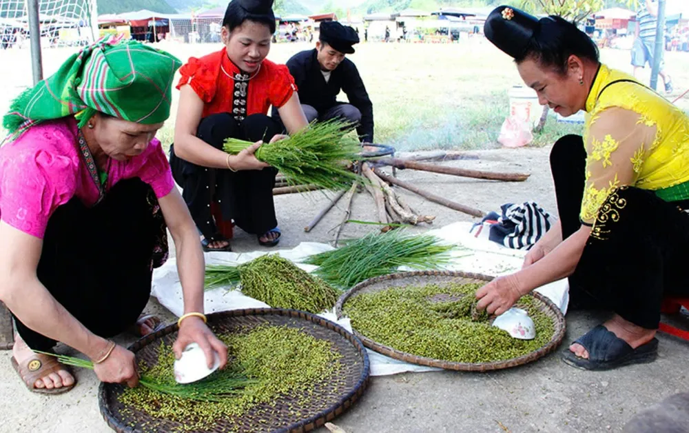 Công đoạn tuốt lúa cốm 7.jpg